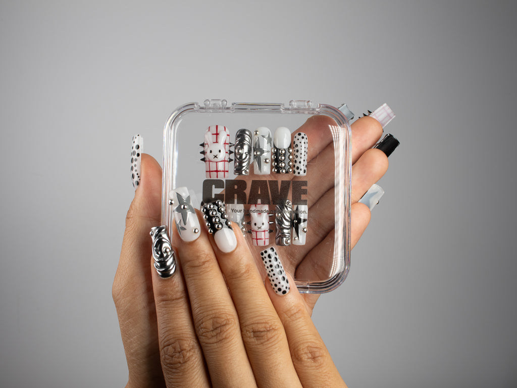 PRETTY LITTLE CHAOS, press on nails square, longueur medium, 3D, chrome, pois, vue 5