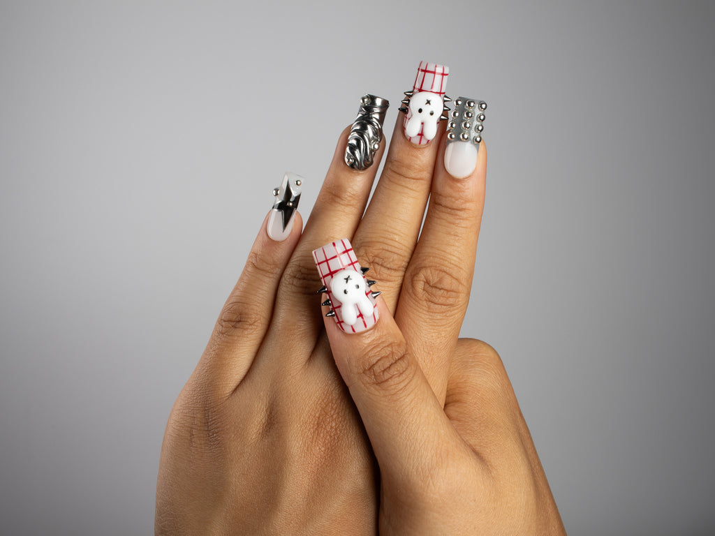 PRETTY LITTLE CHAOS, press on nails square, longueur medium, 3D, chrome, pois, vue 7