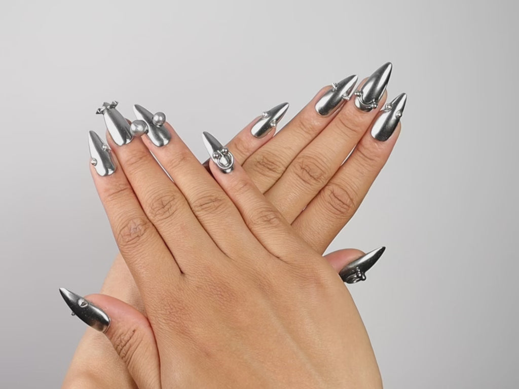 SILVER TROUBLE, press on nails stiletto, longueur medium, 3D, chrome, vidéo