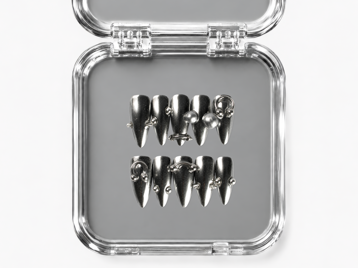 SILVER TROUBLE, press on nails stiletto, longueur medium, 3D, chrome, vue 4