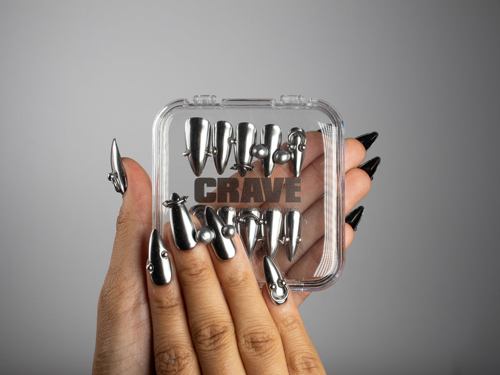 SILVER TROUBLE, press on nails stiletto, longueur medium, 3D, chrome, vue 5