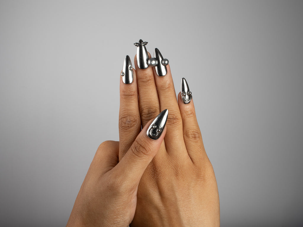 SILVER TROUBLE, press on nails stiletto, longueur medium, 3D, chrome, vue 8